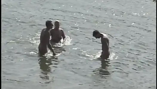 Бисексуальная цепочка, где чувак трахает задницу чувака, пока он трахает пухлую блондинку Maure