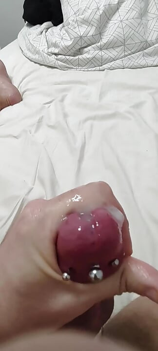 Zakar bertindik pancut dengan mainan