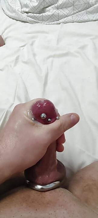 Zakar bertindik pancut dengan mainan