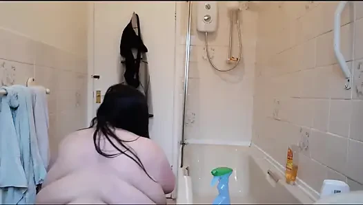 Ssbbw telanjang membersihkan perut gemuk kamar mandi