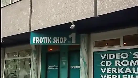 Mädchen, das im erotikshop arbeitet, lutscht meinen schwanz