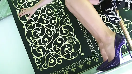 Seksi sarışından ofiste ayak hakimiyeti