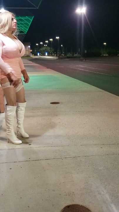 Deedee sale a caminar en botas blancas con ganas de coger | Clip 2