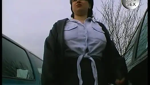 Mollige MILF-hure befriedigt ihre muschi im auto