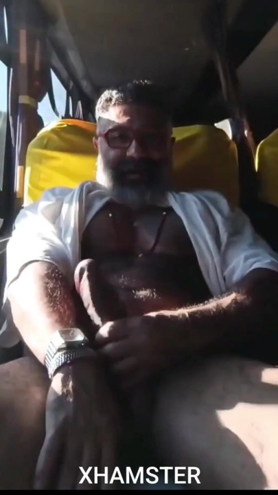 Yakışıklı Türk adam otobüste seyahat ederken büyük yarağını oynatıyor | Klip 1