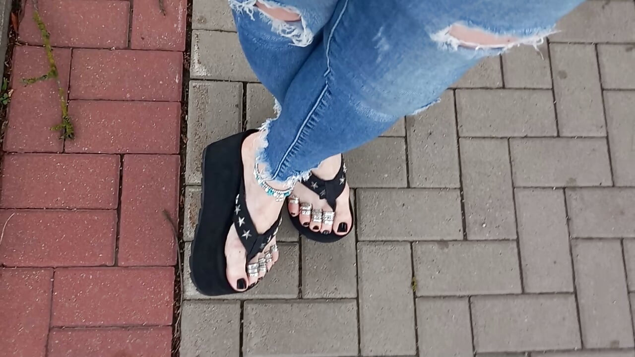 Sexy feet in black platforms, toe rings & anklets + ripped jeans