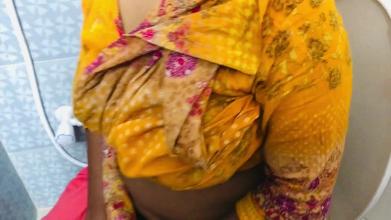 Bangladeshi Stepmother was going to toilet and she didn’t Close the door,