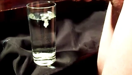 Bir bardak suya boşalmak