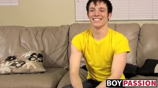 Solo-Masturbation und Cumming mit Twink Jesse Jordan