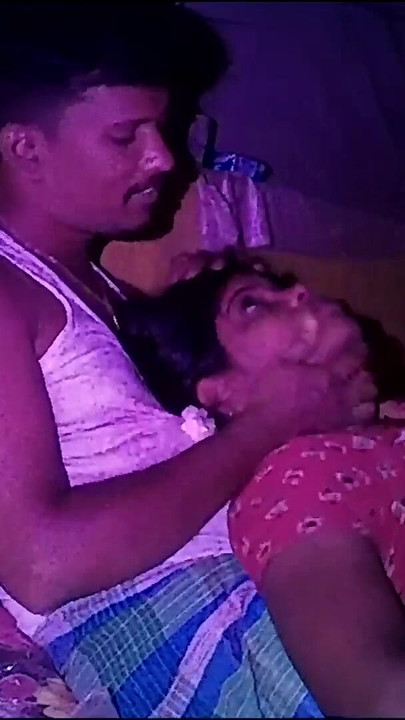 Detik penting dari "isteri rumah kampung India menekan buah dada dan pergerakan romantis"
