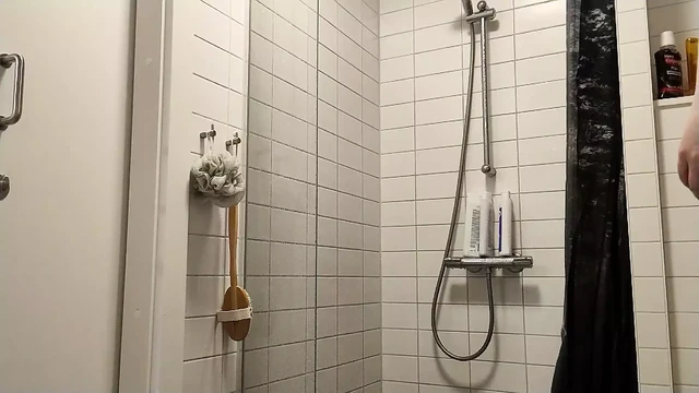 Принимая душ