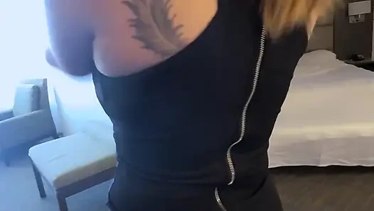 Geile hotelgäste geben dem bagboy ein wirklich gutes trinkgeld