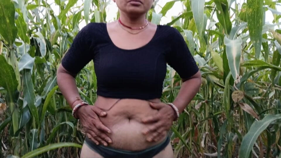 There was no one on the field, the little daughter-in-law opened the saree, opened the blouse, took off the pants, made a doggie, and made the daughter-in-law into the big ass and rubbed the daughter-in-law a lot.