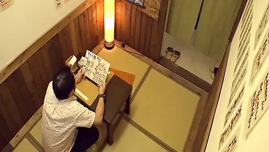 Sessiz Küçük Sır. Kapatma saatinin ardından dükkan kızı tarafından baştan çıkarılıyor.