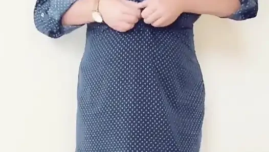 Menari, menggosok memekku dan mengulanginya