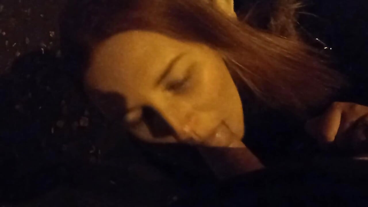 Collegegirl lutschte auf der straße in der nähe des hauses und bekam sperma in den mund