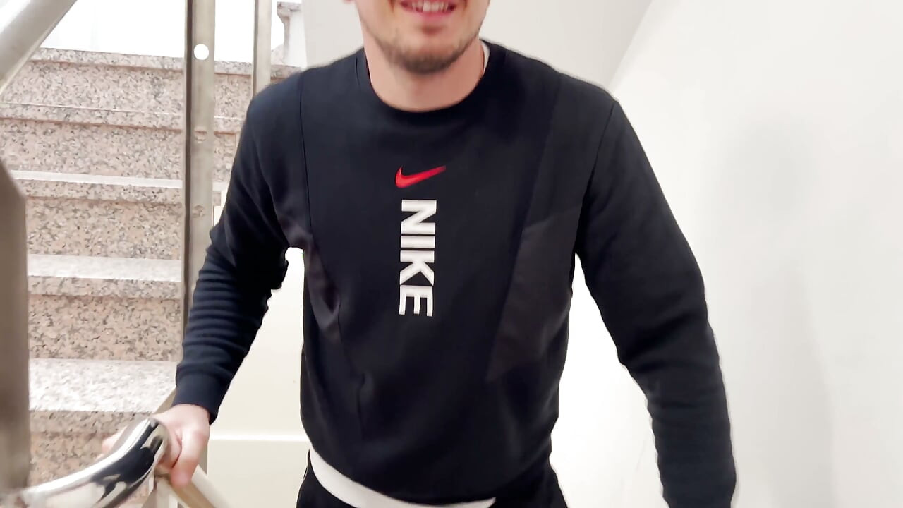 J’ai Décidé De Faire Un Peu De Casting Pour Trouver Un Partenaire Avec Qui Tourner Des Vidéos.