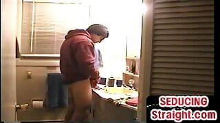 Настоящий ебарь в домашнем видео Str8 дрочит намазанный маслом член до камшота