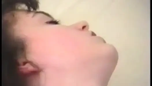 Geile süße mag es, einen dildo in ihre enge muschi zu schieben