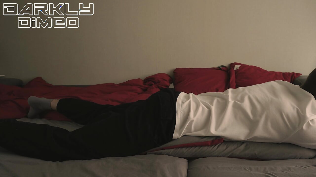 朝のルーティン。パパは、彼が正常位であなたのタイトな穴をファックすることを想像して大声でうめき声を上げます