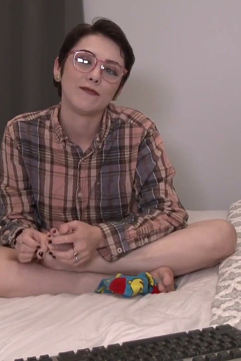Primera vez en webcam, Megan pie chupando pero se olvida de algo