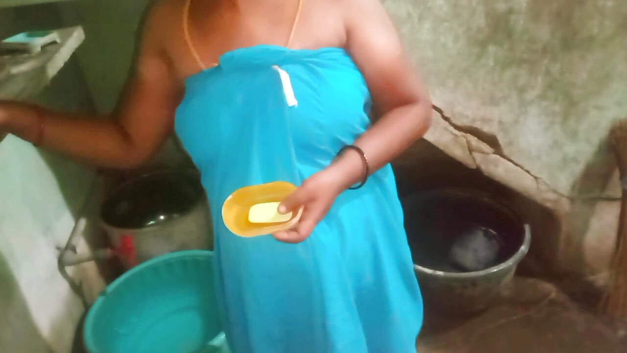 Indian village couple bathing sex video