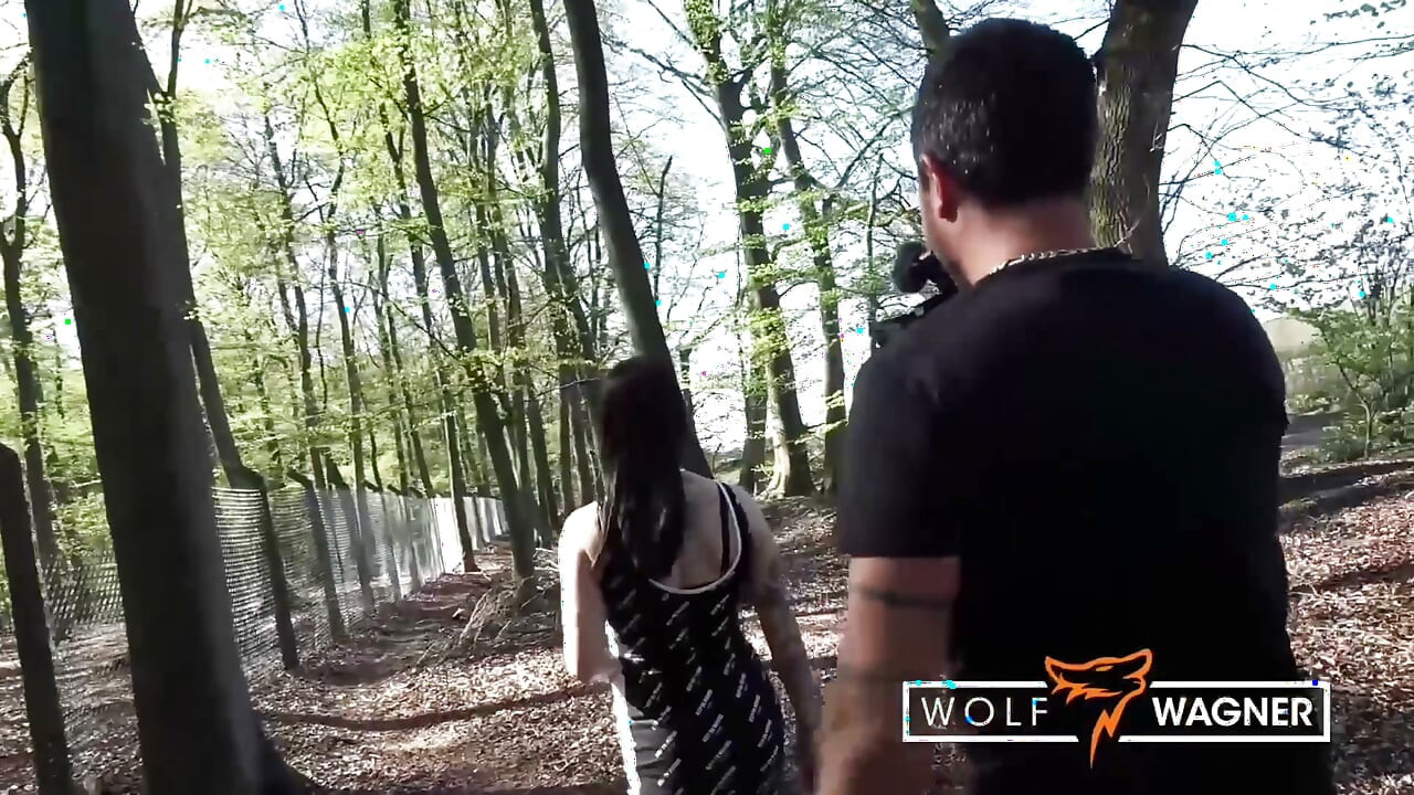 Blowjob from a brunette MILF outdoors (first in car, then in bushes)