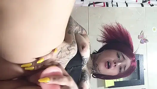 Rothaarige berührt sich selbst