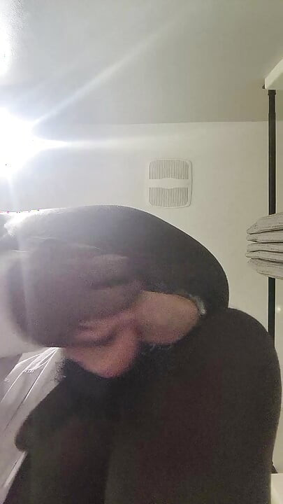 黑人女郎在厚实的假阳具上啪