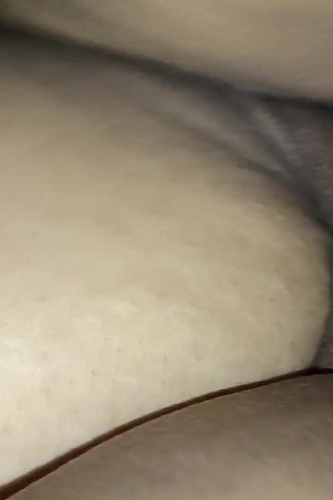 在我操了他的朋友后, 我的绿帽老公在一边粗暴地操我
