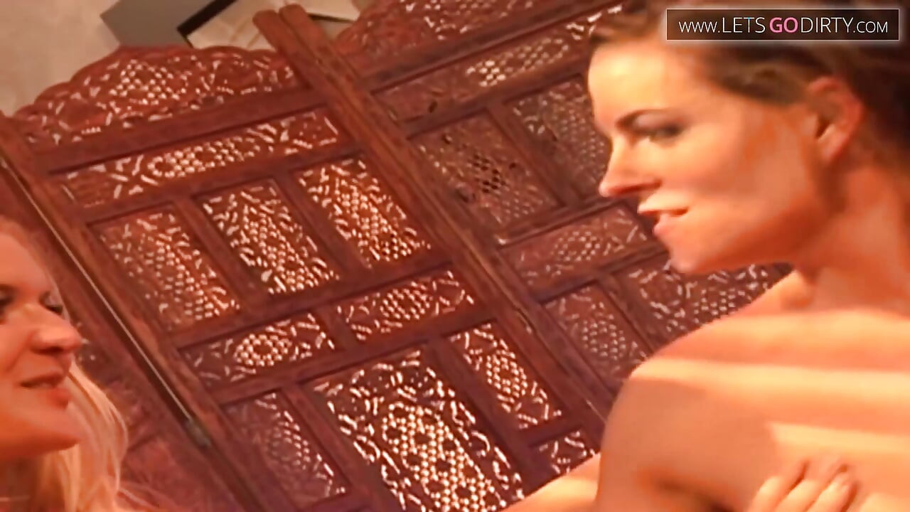 Azgın lezbolar birbirlerinin amlarını yaladıktan sonra dildolarla sikişiyor