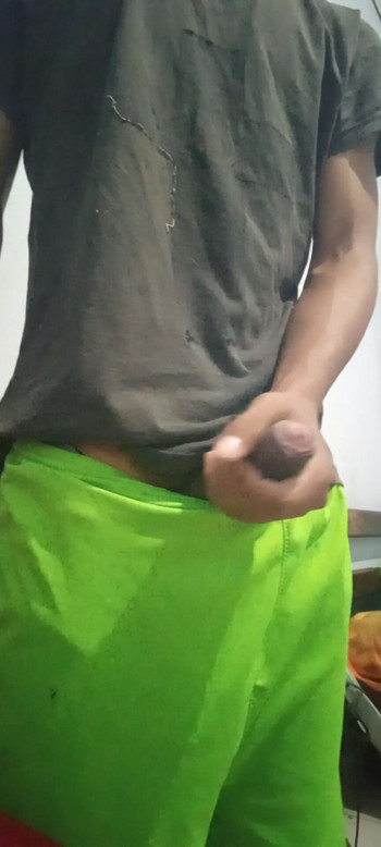 Nestašni mladić pokazuje veliki debeli 🥵 kurac