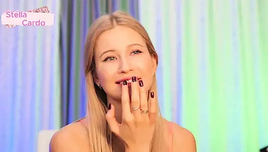 Büyük göğüslerini sallıyor