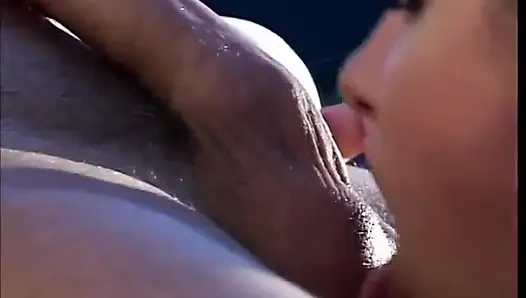 Юная блондинка получает член, чтобы пососать