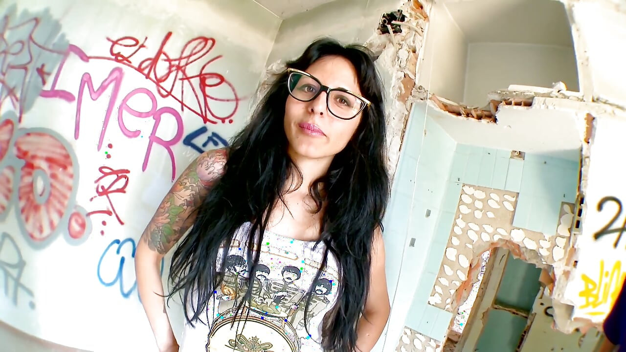 Inked beauty gets pussy fucked and blessed with load