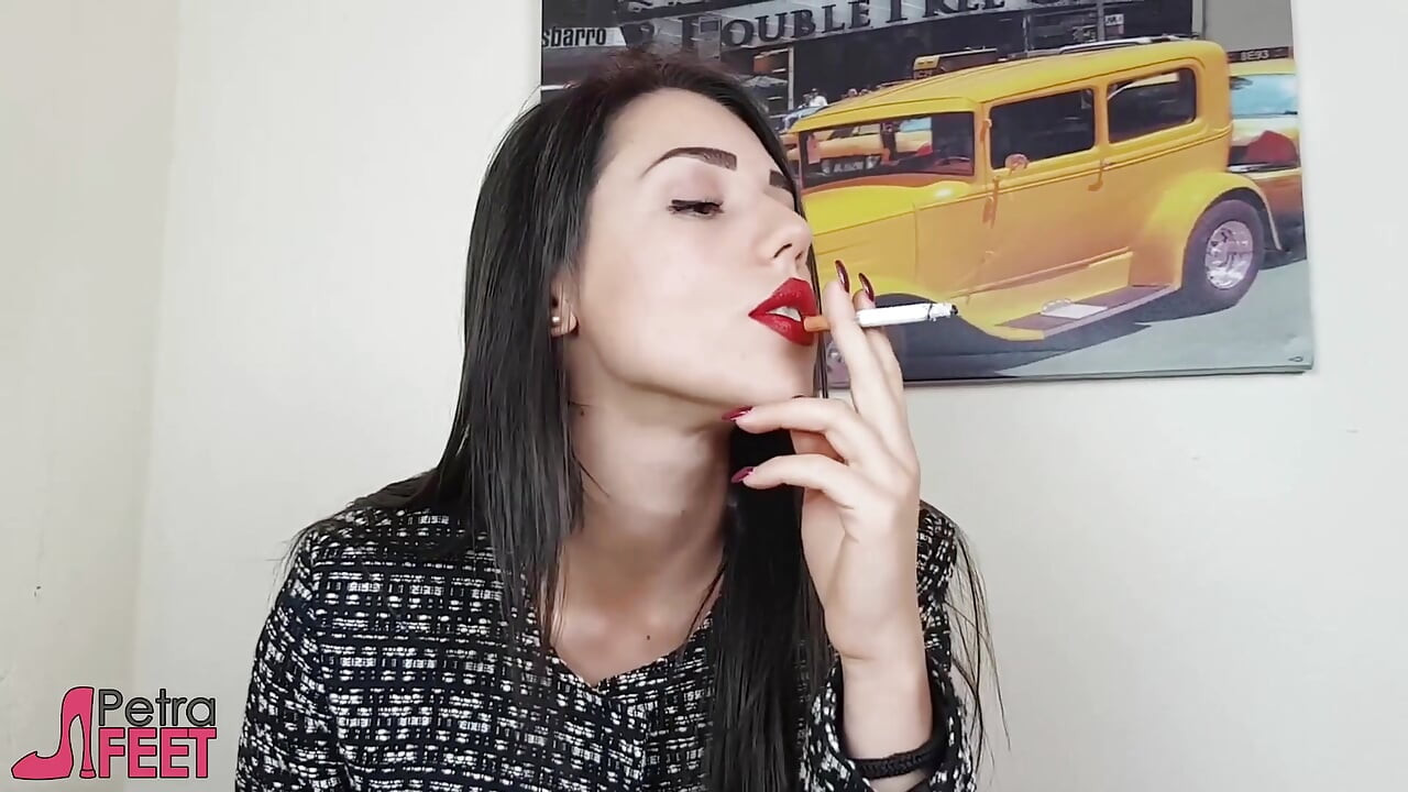 Frumuseții italiene îi place să fumeze trabucuri