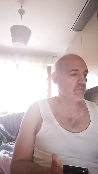 אני מאונן כשאני צופה בסרטון ארוטי של חבר שלי!