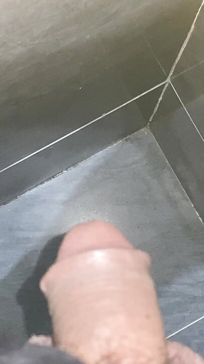 Stary pieprzy moją napletkę - rozkoszowanie się nieobrzezanym kutasem - sperma na nieobrzezanym fiucie