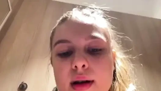 Public Squirting in the changing room with jucielussie