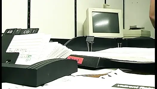 Brünette schlampe masturbiert für ihn