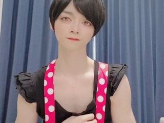 Японский кроссдрессер мастурбирует в модном костюме