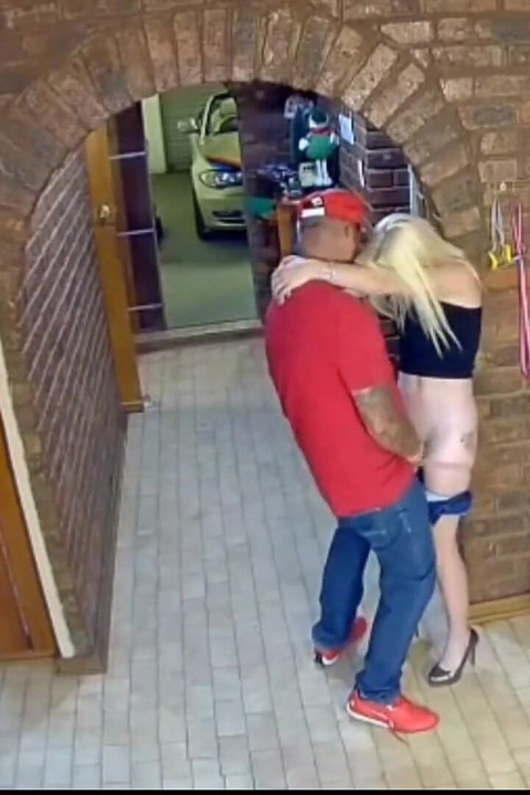 Kocamı sarışınla aldatırken yakaladım