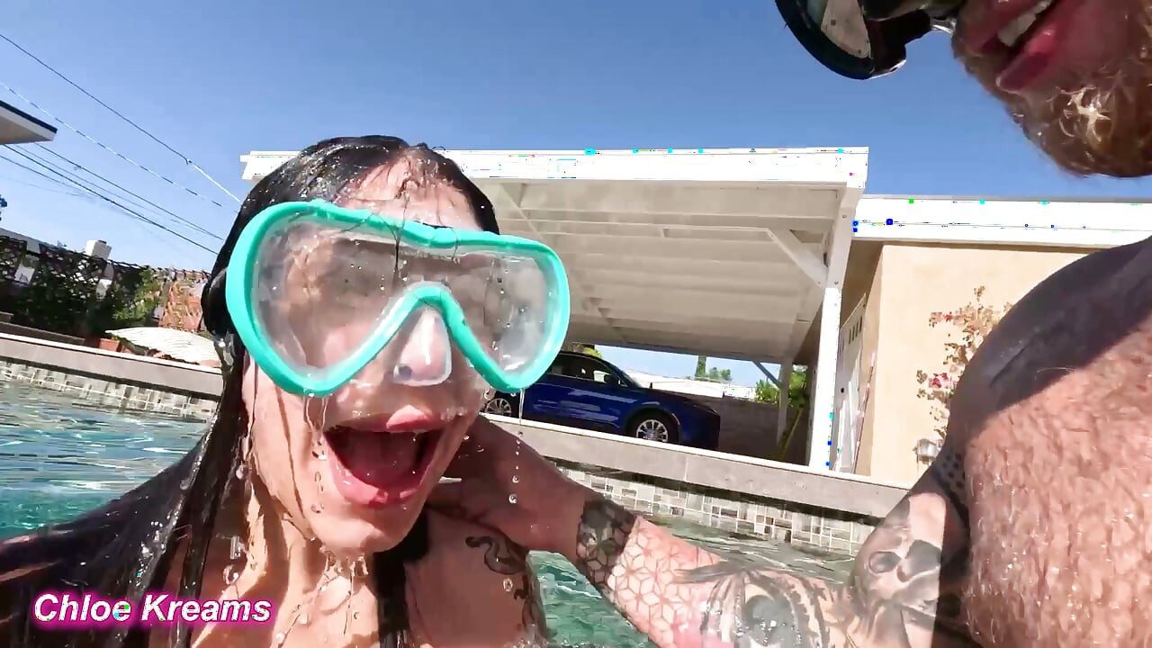 물속에서 빨고 섹스! 큰 자지로 수영장에서 익숙해지다 - Chloe Kreams, Steve Rickz
