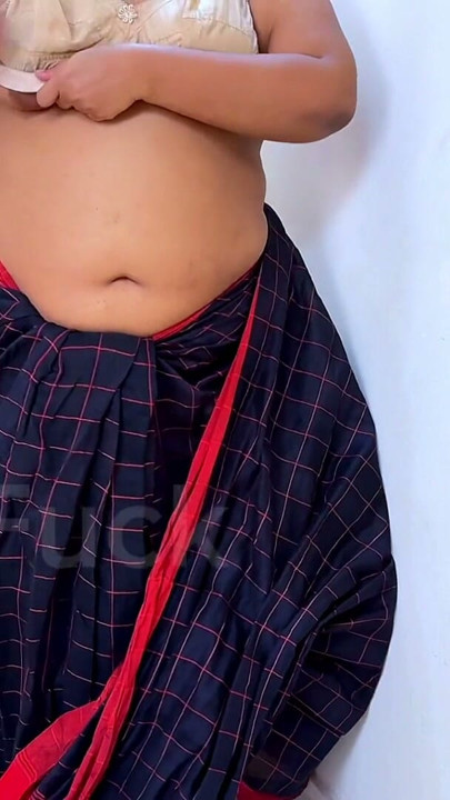 Khi dì Telugu mặc saree không mặc áo blouse đến cửa hàng để mua áo ngực, người chủ cửa hàng đã đụ cô ấy trong khi cô ấy đang thử áo ngực | Đoạn video ngắn 1
