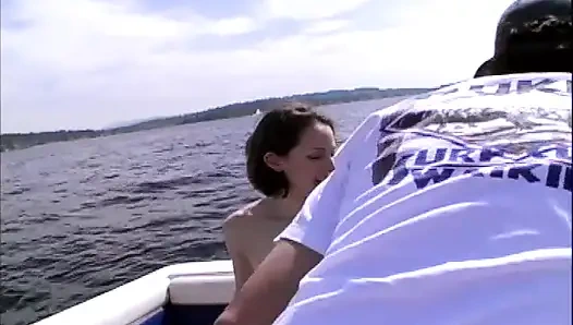 Винтажные шлюшки на лодке 90-х в горячем тройничке на улице