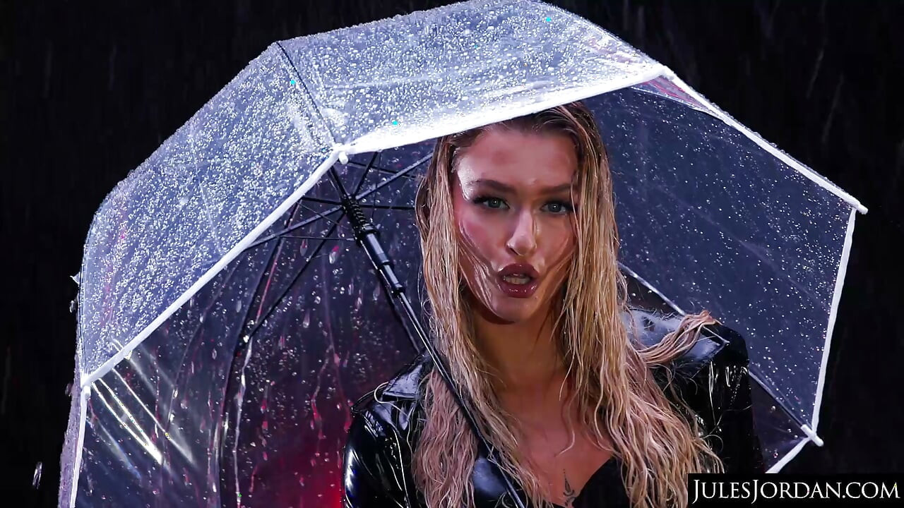 Ultimate Fuck Toy: Emma Rosie Gets Wet And Wild With Anal