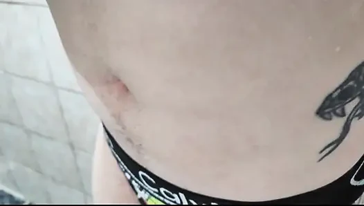 Ich liebkose, drücke und spritze meinen haarigen bauch auf
