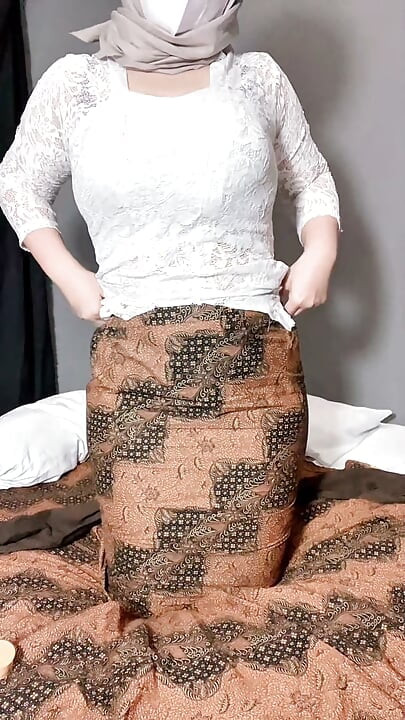 Biała Kebaya POV używa palców aż do sikania