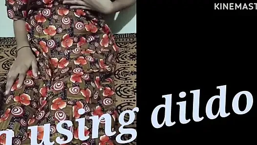 Meena lagi asik muasin memeknya pakai dildo sampai muasin memeknya habis-habisan