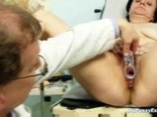 Vovó se sente envergonhada durante um exame de ginecologia